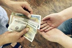Trẻ xin tiền, cha mẹ đáp thế nào mới đúng? Chuyên gia chỉ ra 2 thái cực đều nguy hiểm
