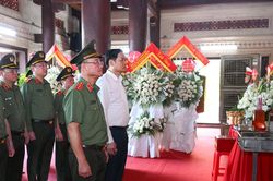Thứ trưởng Bộ Công an tưởng niệm Chủ tịch Hồ Chí Minh, tri ân các Anh hùng liệt sĩ