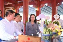 Phó Chủ tịch nước Võ Thị Ánh Xuân dâng hương tưởng niệm các Anh hùng liệt sĩ tại Khu Di tích lịch sử Quốc gia Truông Bồn
