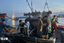 Quảng Ngãi: Tàu cá bốc cháy khi đang neo đậu tại cảng, nghi do chập điện