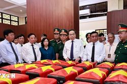 Chủ tịch Quốc hội, Thường trực Ban Bí thư dâng hương tại Công viên Lê Thị Riêng