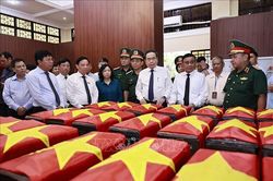 Chủ tịch Quốc hội Trần Thanh Mẫn dâng hương tri ân các Anh hùng liệt sĩ tại TP Hồ Chí Minh