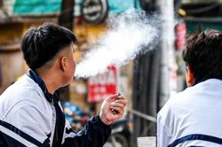 Kiểm tra căn cước, VNeID với người nghi dưới 18 tuổi mua thuốc lá