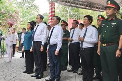 Chủ tịch Quốc hội Trần Thanh Mẫn dâng hương, dâng hoa các anh hùng liệt sĩ tại Công viên Lê Thị Riêng
