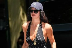 Dua Lipa diện váy chấm bi xẻ sâu phối cùng túi xác 30.000 USD