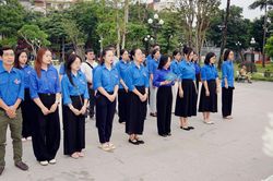 Đoàn Thanh niên TƯ Hội LHPN Việt Nam dâng hương tại Tượng đài Anh hùng liệt sĩ Võ Thị Sáu