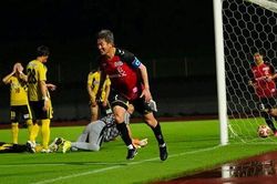 Huyền thoại bóng đá Nhật Bản Kazuyoshi Miura ghi bàn thắng ở tuổi 59