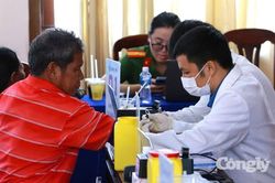 Thu nhận mẫu ADN thân nhân liệt sĩ tại 6 xã miền núi