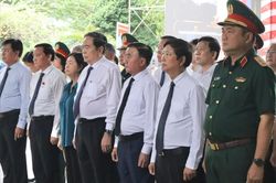 Lãnh đạo Đảng, Nhà nước dâng hương Anh hùng liệt sĩ tại Công viên Lê Thị Riêng