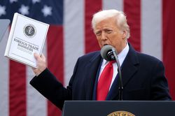 Thuế quan mới của ông Trump vấp thách thức pháp lý ngay khi có hiệu lực