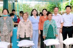 Khám bệnh, tặng quà cho hơn 200 người dân xã Long Kiến