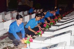 Tuổi trẻ An Giang thắp nến tri ân Anh hùng liệt sĩ