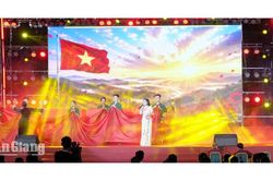 'Tiếng hò sông Hậu' lay động khán giả trong đêm tri ân Anh hùng liệt sĩ