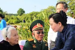 Ngàn trái tim hóa thành đóa cúc trắng tri ân
