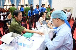 Thu nhận mẫu sinh phẩm ADN thân nhân liệt sĩ - thắp lên hy vọng đón các anh về