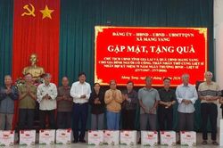 Xã Mang Yang gặp mặt, tặng quà gia đình người có công, thân nhân liệt sĩ