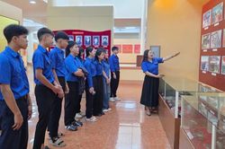 152 thanh thiếu nhi tham quan Bảo tàng Binh đoàn Tây Nguyên tại Quân đoàn 34