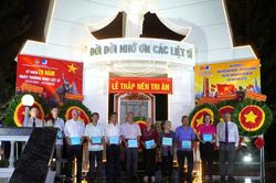 Lễ thắp nến tri ân các anh hùng liệt sĩ tại Nghĩa trang liệt sĩ Cam Ranh
