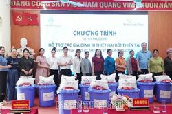Trao quà hỗ trợ các gia đình bị thiệt hại do thiên tai trên địa bàn 2 xã: Mường Than, Mường Kim