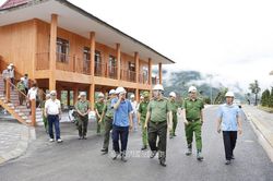 Đại tá Bùi Quyết Toán - Giám đốc Công an tỉnh Lai Châu kiểm tra tiến độ, động viên lực lượng thi công Trường Phổ thông Nội trú liên cấp Tiểu học và THCS xã Pa Tần