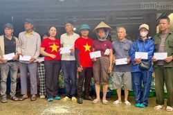 Xã Trịnh Tường trao quà hỗ trợ người dân vùng lũ xã Than Uyên (Lai Châu)