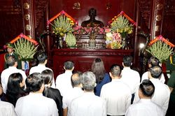 Đo&agrave;n đại biểu tỉnh d&acirc;ng hương tưởng niệm Chủ tịch Hồ Ch&iacute; Minh v&agrave; viếng c&aacute;c anh h&ugrave;ng liệt sĩ