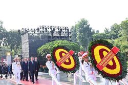 Lãnh đạo Đảng, Nhà nước viếng Chủ tịch Hồ Chí Minh, tưởng niệm Anh hùng liệt sỹ