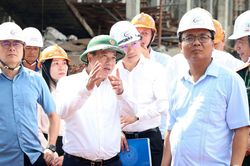 Bí thư Tỉnh ủy Lâm Đồng Y Thanh Hà Niê Kđăm kiểm tra trường nội trú liên cấp xã Quảng Trực