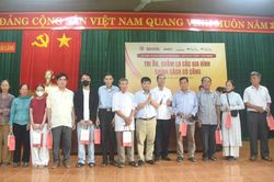 Trao tặng 130 suất quà cho các gia đình chính sách, học sinh hiếu học