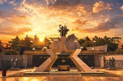 Dưới vòm trời tháng 7