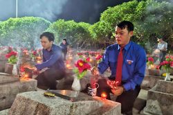 Hơn 500 đoàn viên, thanh niên dâng hương, thắp nến tri ân tại Nghĩa trang liệt sĩ Ba Dốc