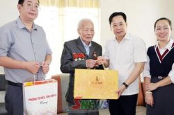 Đồng ch&iacute; B&iacute; thư Tỉnh ủy Sơn La thăm, tặng qu&agrave; c&aacute;c gia đ&igrave;nh thương binh, bệnh binh, người c&oacute; c&ocirc;ng với c&aacute;ch mạng, th&acirc;n nh&acirc;n liệt sĩ