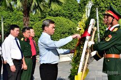 Đảng ủy, Ban Thường trực và Cơ quan Ủy ban MTTQ Việt Nam tỉnh dâng hương tưởng niệm, tri ân Chủ tịch Hồ Chí Minh và các Anh hùng liệt sĩ