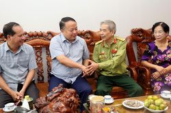 Chủ tịch UBND tỉnh Phan Huy Ngọc thăm, tặng quà người có công