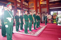 Đoàn công tác Quân khu 1 tri ân các Anh hùng liệt sĩ