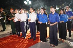 Dâng hương, thắp nến tri ân các Anh hùng liệt sĩ tại Nghĩa trang Dốc Lim