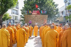Lễ dâng hương, tưởng niệm các anh hùng liệt sĩ tại Đài tưởng niệm và chùa Vĩnh Nghiêm