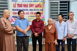 Chùa Sắc tứ Khải Đoan tặng nhà tình nghĩa đến hộ gia đình khó khăn
