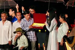Khoảnh khắc nghẹn ngào khi gia đình liệt sĩ Huỳnh Văn Quên nhận lại kỷ vật sau gần 60 năm