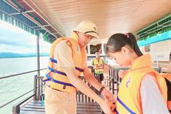 Phú Thọ: Siết an toàn giao thông đường thủy từ việc mặc áo phao