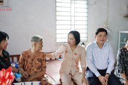 Phó Chủ tịch Quốc hội Nguyễn Thị Thanh thăm, tặng quà Mẹ Việt Nam Anh hùng và gia đình chính sách tại TP. Cần Thơ