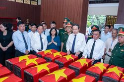 Chủ tịch Quốc hội Trần Thanh Mẫn dâng hương tưởng niệm cố Tổng Bí thư Trần Phú và các Anh hùng liệt sĩ tại Công viên Lê Thị Riêng