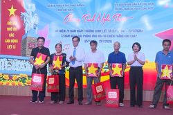 Xã Ứng Hòa tặng quà tri ân người có công