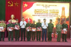 Xã Tam Hưng trao 227 suất quà cho người có công