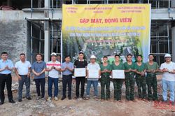 Phó Chủ tịch HĐND tỉnh Lã Hoài Nam động viên, tặng quà lực lượng thi công Trường Phổ thông Dân tộc nội trú Tiểu học và THCS Tổng Cọt