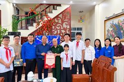 Tỉnh đoàn thanh niên thăm, tặng quà gia đình chính sách nhân ngày Thương binh - Liệt sĩ