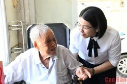 Phường Nùng Trí Cao tri ân các gia đình lão thành cách mạng nhân ngày Thương binh - Liệt sĩ