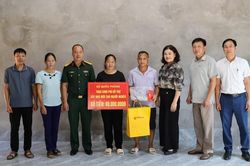 Xã Trường Hà trao kinh phí hỗ trợ xây dựng nhà ở cho hộ nghèo, hộ cận nghèo