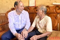 Phó Chủ tịch UBND tỉnh Hoàng Văn Thạch thăm, tặng quà gia đình chính sách