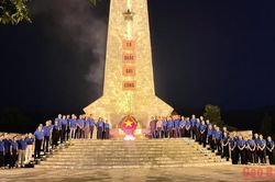 Đoàn cơ sở Các cơ quan Đảng tỉnh Thắp nến tri ân các anh hùng liệt sĩ